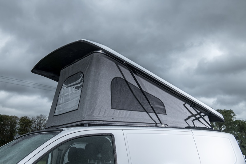 Toit relevable gris ouvert