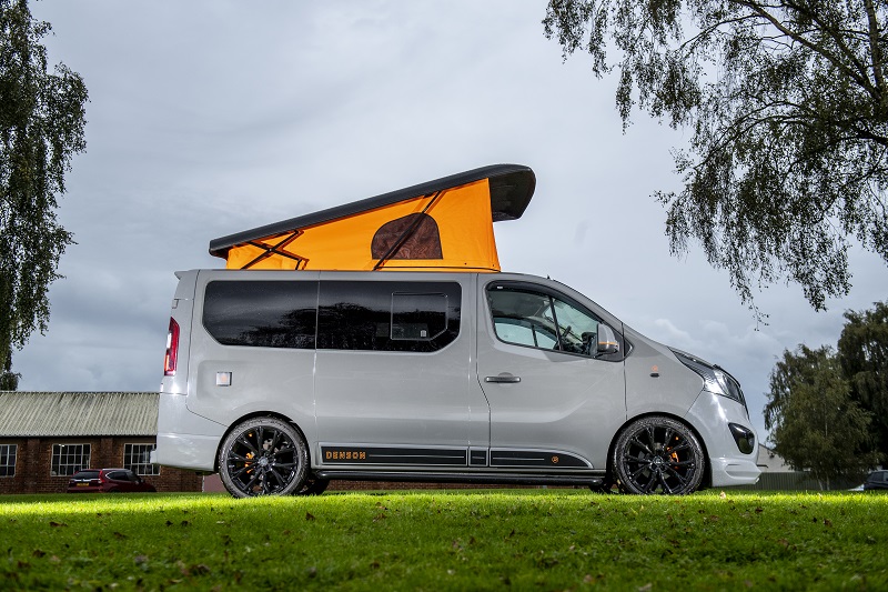 Van gris avec toit relevable orange