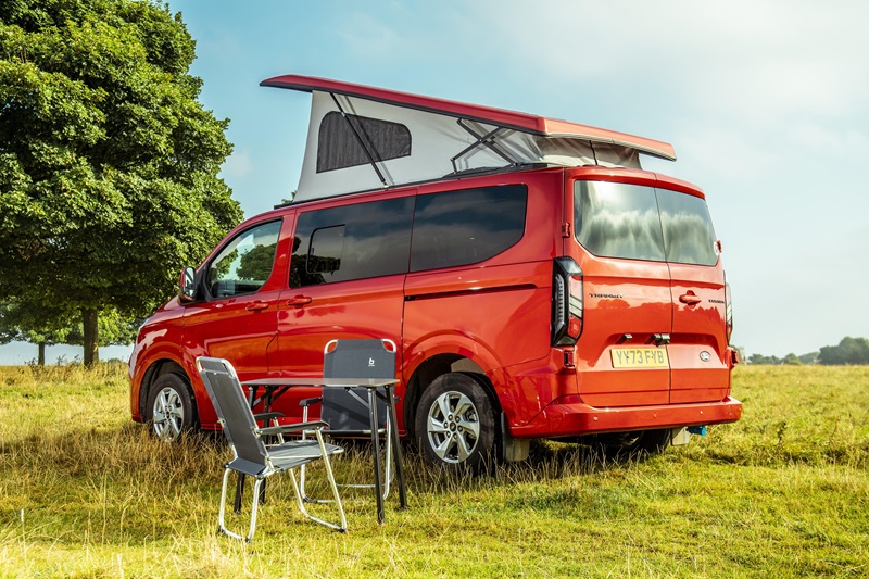 Van rouge avec toit relevable ouvert